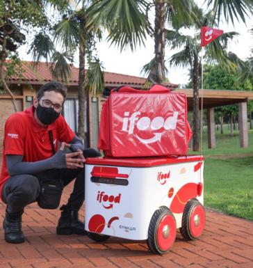 Robô do iFood leva ovos de Páscoa até a porta da casa do cliente