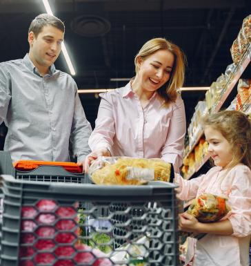 Opiniões de amigos e familiares influenciam compras de 21% dos brasileiros em lojas físicas