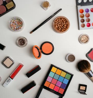 Internet, moda e consumo: o mercado de cosméticos e o envolvimento com a Geração Z