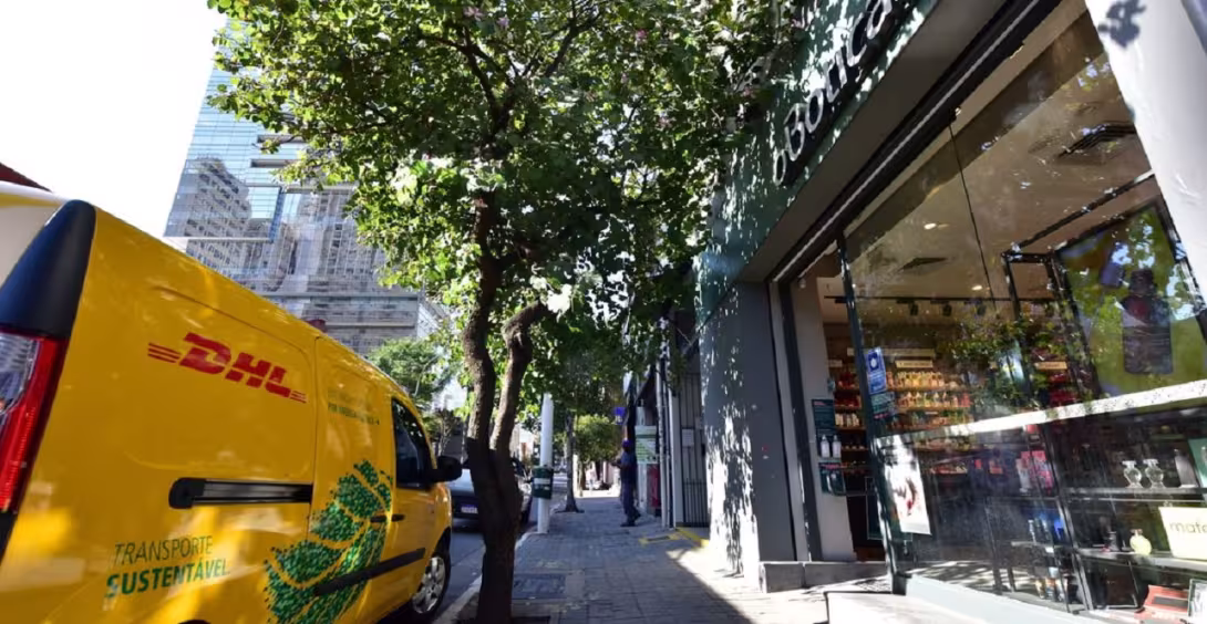 DHL Supply Chain eletrifica entregas para as lojas do Grupo Boticário na cidade de São Paulo