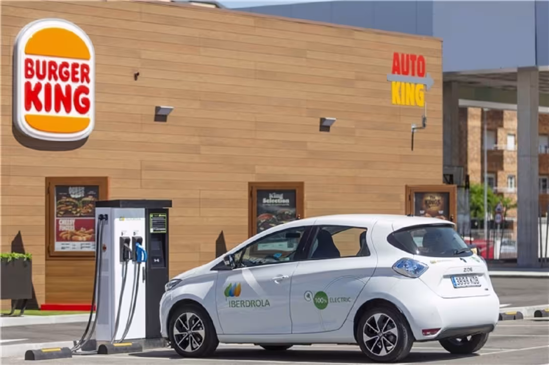 Rede de fast food implanta pontos de recarga para veículos elétricos